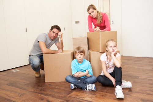 Residential moving van support in Finsbury Park near apartments and flats